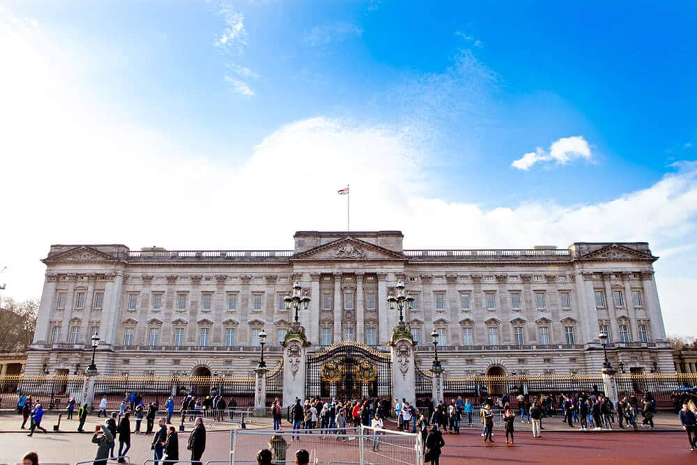 sights-at-buckingham-palace-london-(16)