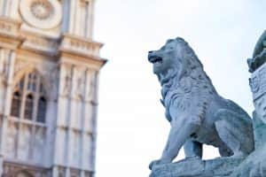 statue-of-a-lion-in-london